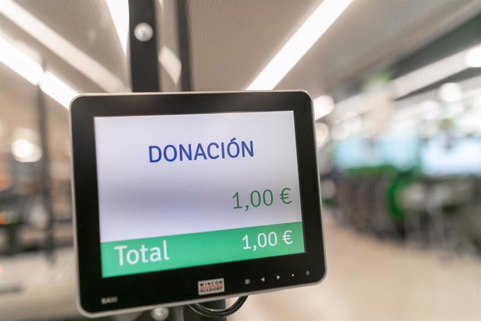 Archivo - Detalle de la donación en caja en la Gran Recogida de Alimentos en Mercadona.