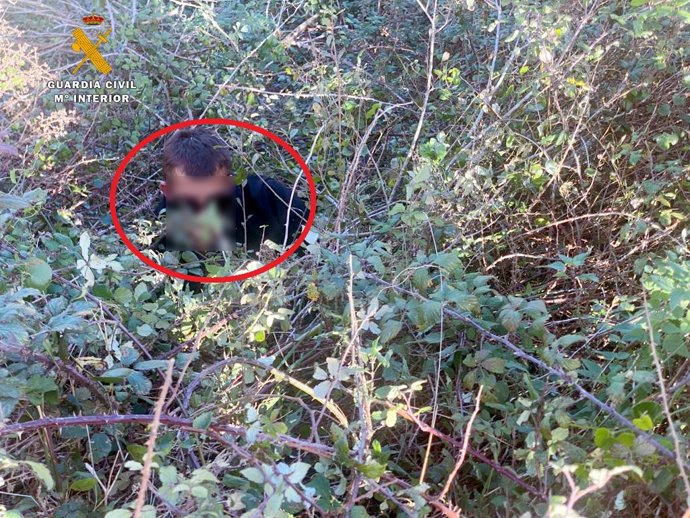 El detenido cuando estaba atrapado en una zona de maleza