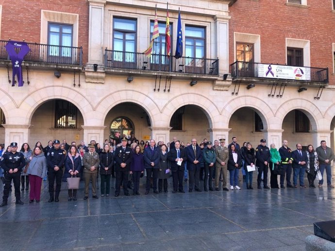 La Subdelegación del Gobierno en Teruel guarda un minuto de silencio con motivo del Día Internacional de la Eliminación de la Violencia Contra las Mujeres.