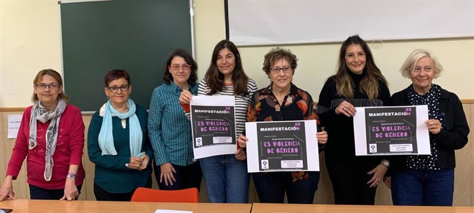 Integrantes de la Coordinadora de Mujeres muestran el cartel con el lema de este Día Internacional de Eliminación de la Violencia contra la Mujer