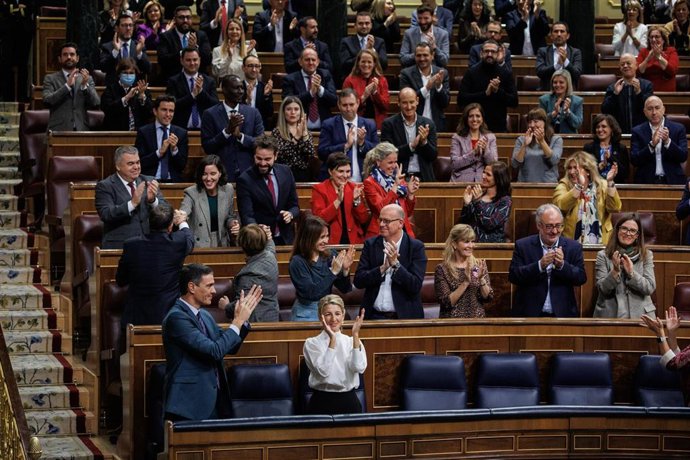 Los diputados aplauden en el congreso tras la aprobación de los PGE2023 en una sesión plenaria en el Congreso de los Diputados, a 24 de noviembre de 2022, en Madrid (España). Los Presupuestos Generales del Estado (PGE) para 2023 llegaron al Pleno del Co
