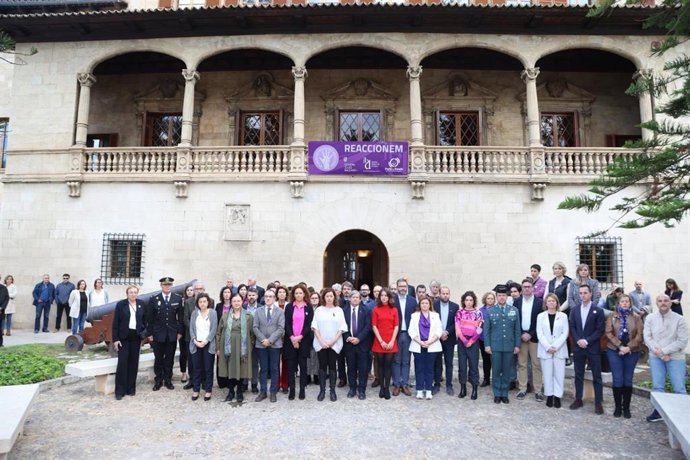 Govern, políticos y agentes sociales guardan un minuto de silencio por el 25N.