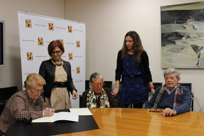 Los hijos de Gil Marraco durante la firma de la cesión, junto a la diputada provincial y la técnico.
