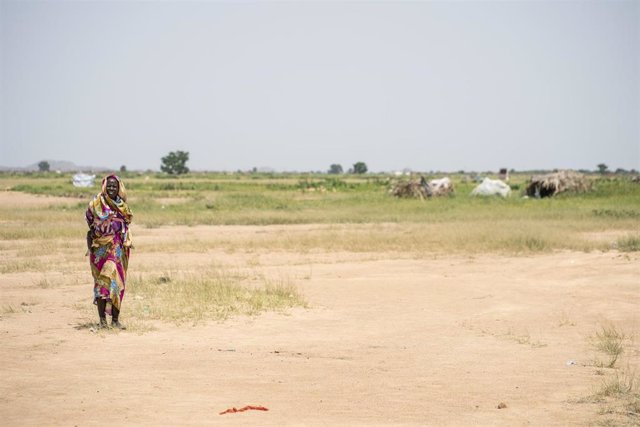 Archivo - Una desplazada interna en un campamento cerca de Nyala, en la región de Darfur Sur, Sudán