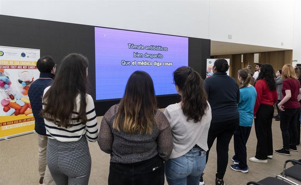 Estudiantes de la CEU UCH, durante el karaoke para concienciar cantando sobre el uso de los antibióticos, celebrado en el Paraninfo del campus de Alfara del Patriarca.
