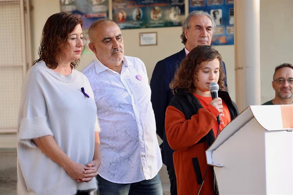 Acto de homenaje a las mujeres iraníes en el CEIP Cas Capiscol por el 25N.
