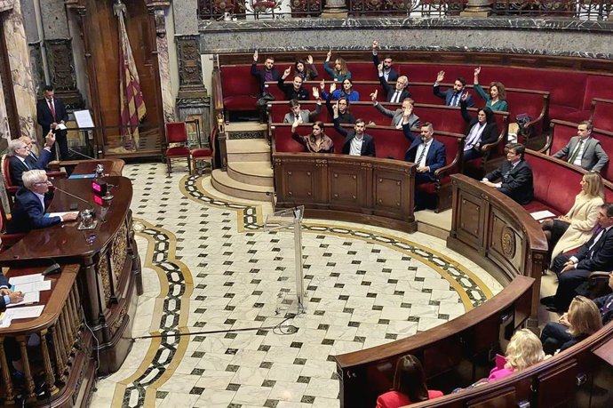 Imagen de la votación del calendario de festivos locales para 2023 en el pleno extraordinario celebrado en el Ayuntamiento de Valncia.