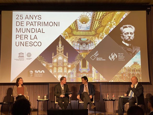 La vicepresidenta de la Fundació Lluís Domènech i Montaner, Clàudia Sanmartí; el presidente del Orfeó Català-Palau de la Música, Joaquim Uriach y el director general, Joan Ollé, en la presentación del programa por el Any Domènch i Montaner en Barcelona