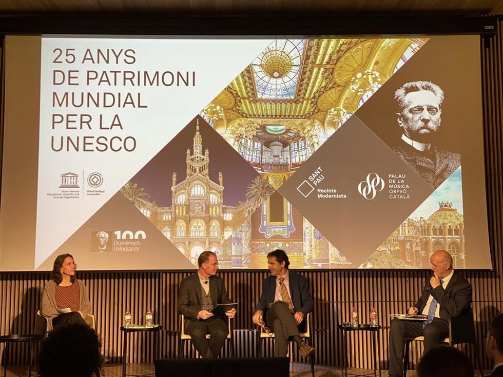 La vicepresidenta de la Fundació Lluís Domnech i Montaner, Cludia Sanmartí; el presidente del Orfeó Catal-Palau de la Música, Joaquim Uriach y el director general, Joan Ollé, en la presentación del programa por el Any Domnch i Montaner en Barcelona