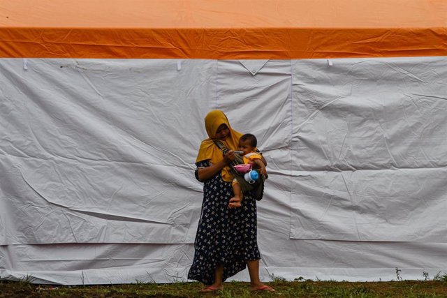 Mujer y su hijo desplazados por el terremoto de Cianjur (Indonesia)