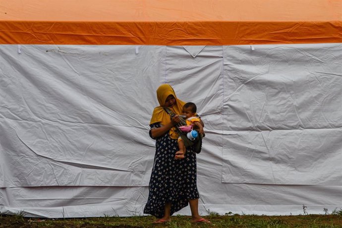 Mujer y su hijo desplazados por el terremoto de Cianjur (Indonesia)