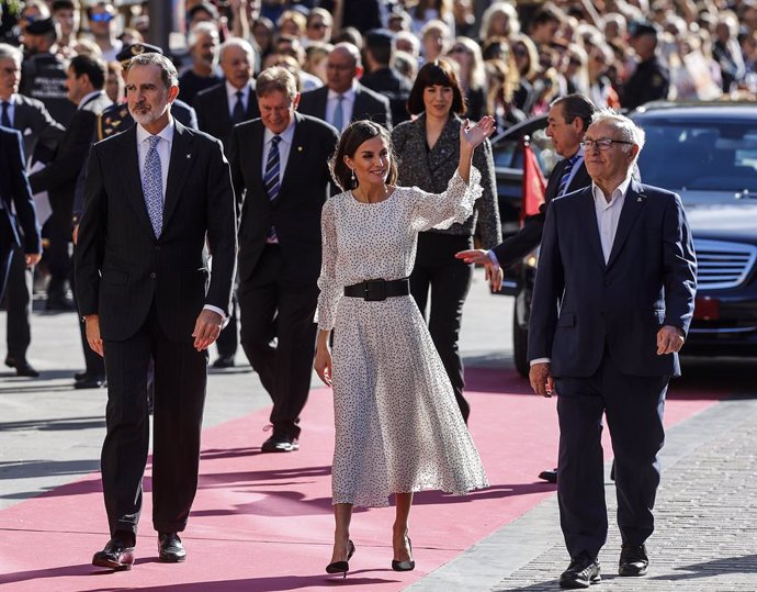 (I-D) El Rey Felipe VI; la Reina Letizia y el alcalde de Valncia, Joan Ribó, a su llegada a la ceremonia de entrega de la 34 edición de los Premios Rei Jaume I, en La Lonja de Valencia, a 25 de noviembre de 2022, en Valencia, Comunidad Valenciana (E