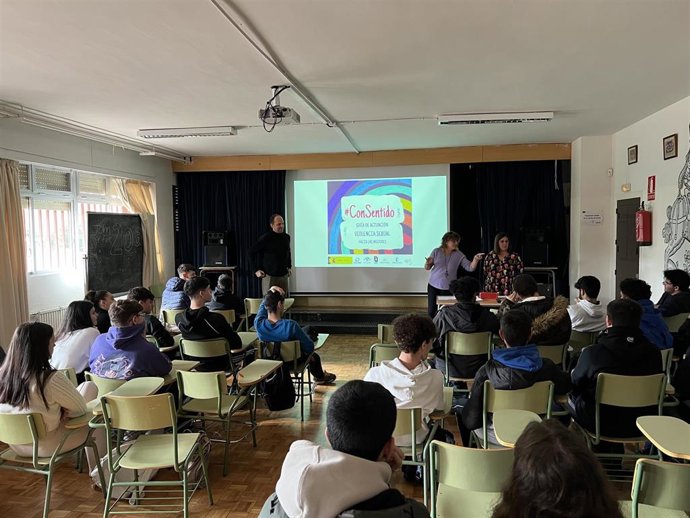 El Ayuntamiento edita una guía de actuación contra la violencia sexual para concienciar a los jóvenes de Toledo.