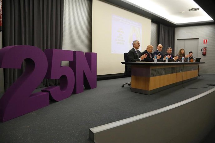 Imagen de la celebración del acto institucional que ha tenido lugar en León con motivo de la conmemoración del 25 de noviembre.