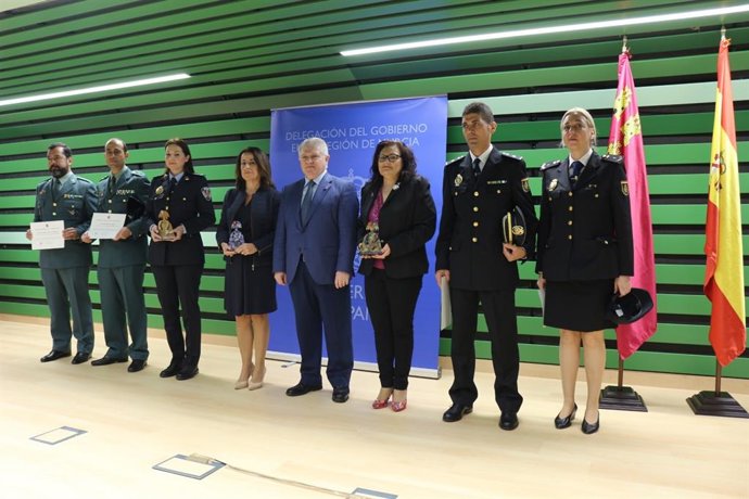 El delegado del Gobierno de la Región de Murcia, José Vélez, junto a los galardonados en los reconocimientos Menina 2022