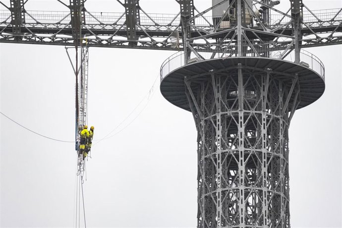 Trabajo de colocación de los nuevos cables de alta tensión de las torres de la Bahía de Cádiz.