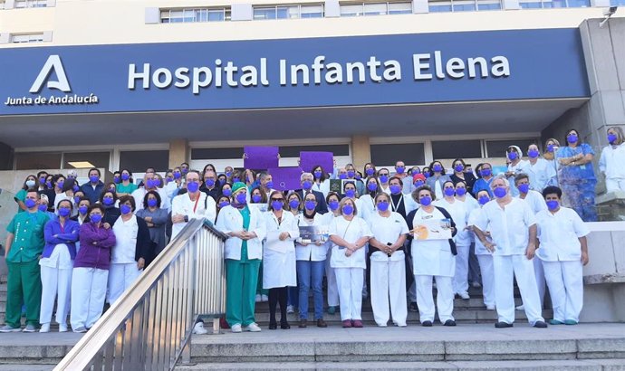 Profesionales del Hospital Infanta Elena guardan un minuto de silencio en apoyo a las víctimas de violencia de género.