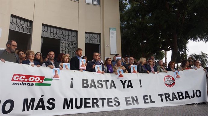 CCOO y UGT se concentran tras el accidente laboral mortal ocurrido en Marbella