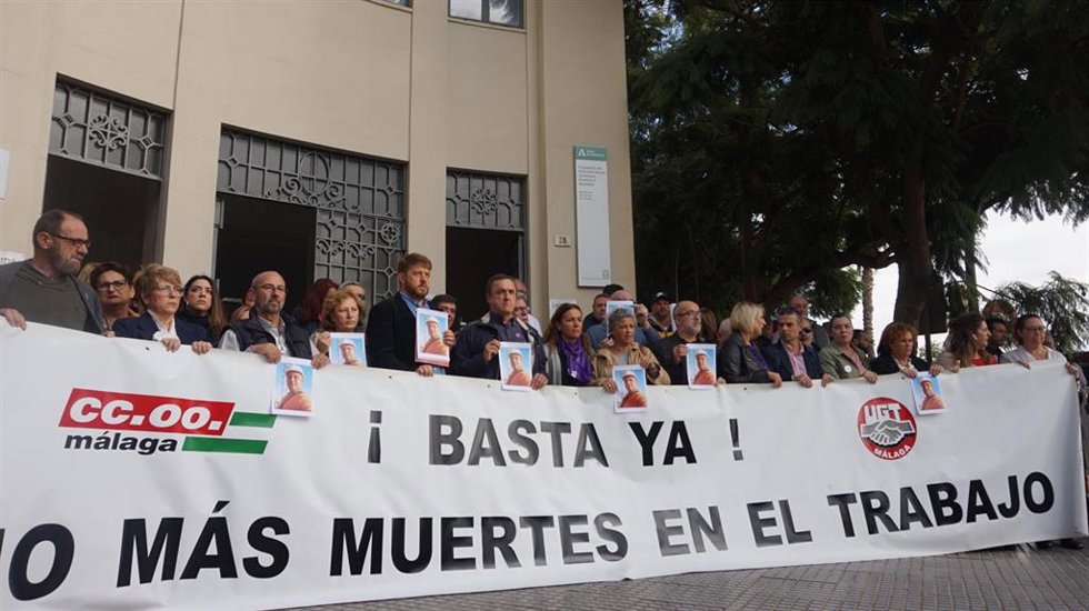 CCOO y UGT se concentran tras el accidente laboral mortal ocurrido en Marbella