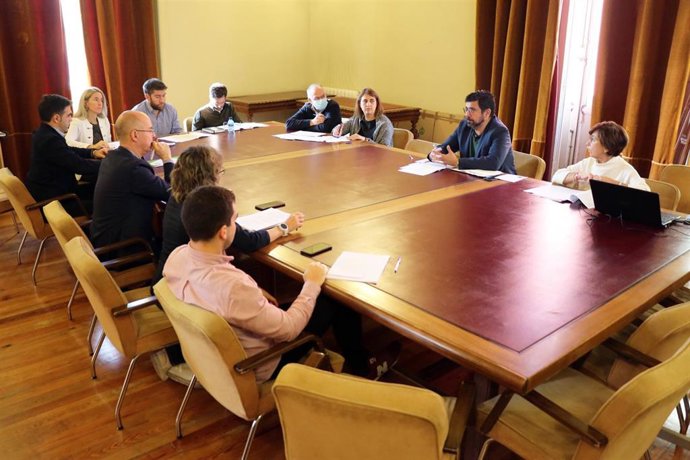 El concejal de Participación Ciudadana y Deportes, Alberto Bustos, comparece para explicar el presupuesto de su área a los grupos municipales.