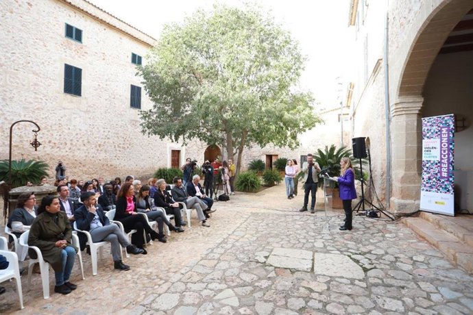 El Consell de Mallorca rinde homenaje en el memorial de Raixa a las mujeres víctimas de violencia machista.