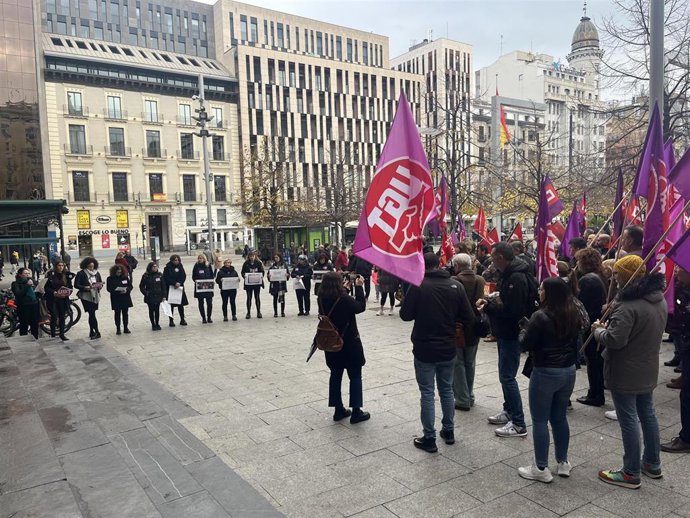 Concentración convocada por CCOO y UGT en la plaza de España de Zaragoza, con motivo del 25-N.