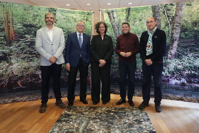 La consejera Gómez junto al resto de participantes en la presentación del proyecto