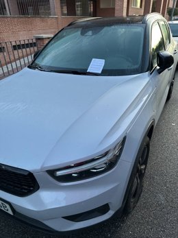 Uno de los coches afectados con las ruedas deshinchadas en el barrio Covaresa de Valladolid