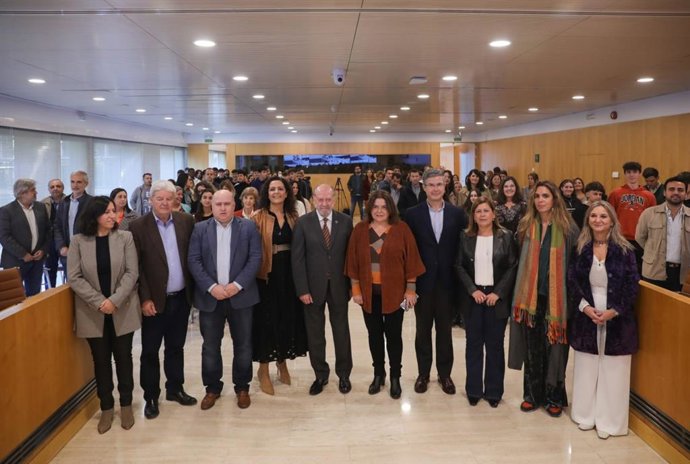 La Diputación de Sevilla, antes de la lectura de un manifiesto con motivo del 25N