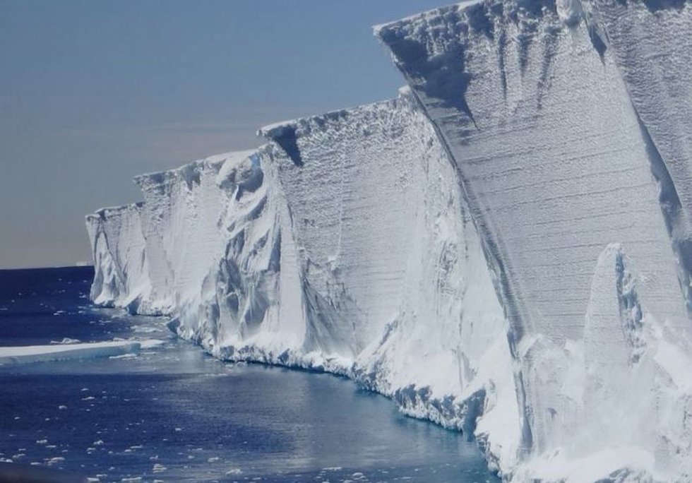 Frente de hielo en la costa antártica