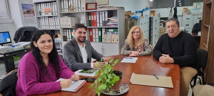 Reunión de Sánchez (IU) con el colectivo de emigrantes retornados.