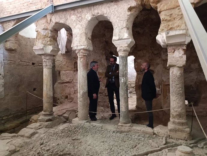 Molina (centro) y Lucena (dcha.), en la visita a los baños árabes de San Pedro.