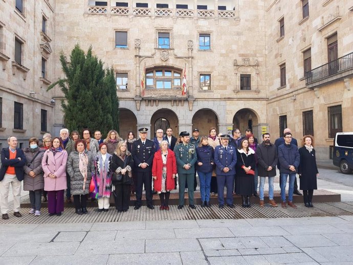 Minuto de silencio en la Plaza de la Constitución de Salamanca.