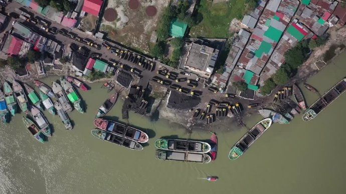 La impresionante vista aérea de una fábrica de carbon