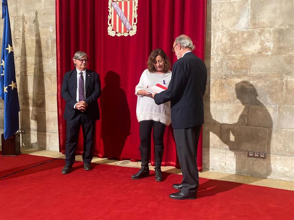 El presidente del Consell Consultiu, Antonio Diéguez, entrega la memoria 2020/2021 a la presidenta del Govern, Francina Armengol, acompañada del presidente del Parlament, Vicen Thoms.