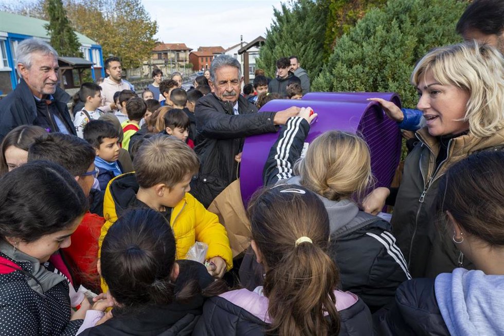 El presidente de Cantabria,Miguel Ángel Revilla, junto a los escolares de Polanco en la inauguración del contenedor
