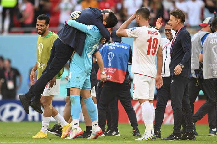 25 November 2022, Qatar, Ar-Rayyan: Iran's goalkeeper Seyed Hossein Hosseini (3rd L) lifts Iran's coach Carlos Queiroz after the final whistle of the FIFA World Cup Qatar 2022 Group B soccer match between Wales and Iran at Ahmad bin Ali Stadium. Photo: 