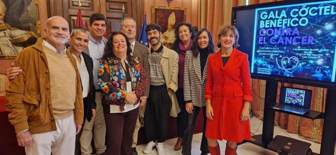 La delegada Encarnación Aguilar, en el centro, durante la presentación, en el Ayuntamiento, de la gala navideña 'El Prado Encantado' que impulsa la AECC.