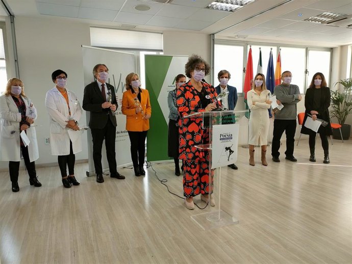 El Hospital Virgen de las Nieves de Granada se suma a la lucha contra la violencia de género con un recital poético.