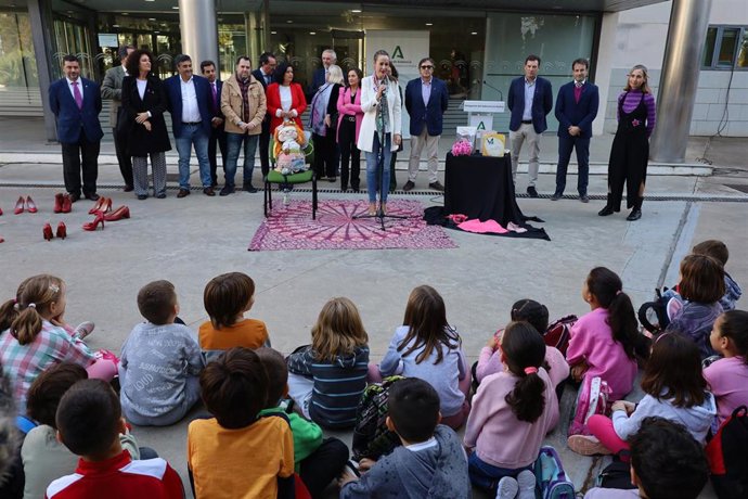 Imagen de la celebración del cuentacuentos al que han asistido medio centenar de alumnos de entre seis y siete años del CEIP José Oliva.