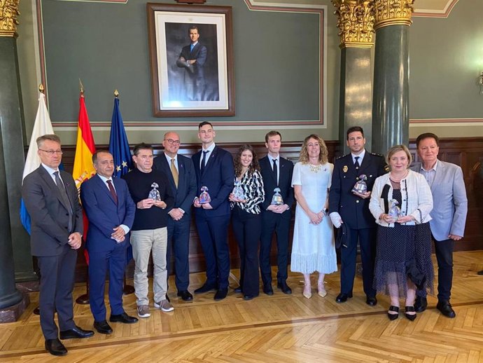 El delegado del Gobierno en Canarias, Anselmo Pestana, con los reconocidos con las Meninas 2022