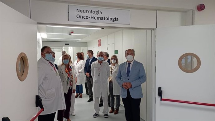 La delegada territorial de Salud y Consumo, Eva Pajares, en una visita a las instalaciones del Hospital Punta de Europa.
