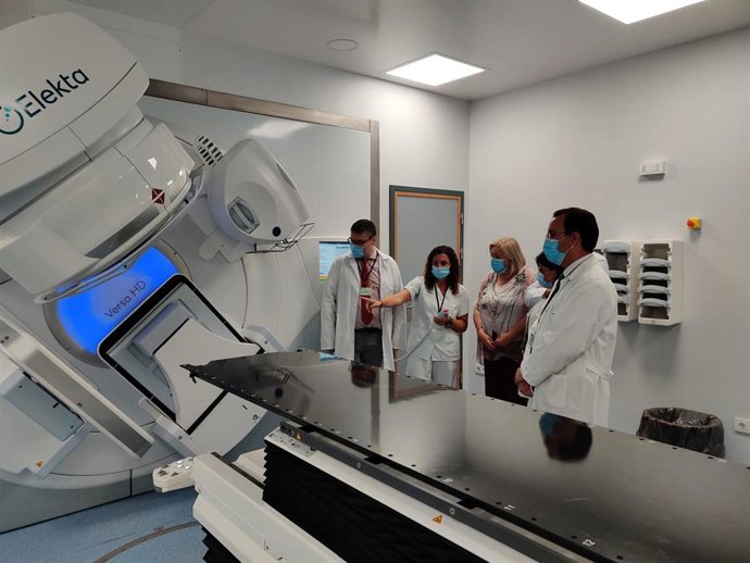 La delegada de Salud y Consumo de la Junta en Huelva, Manuela Caro, en la presentación de un acelerador lineal.