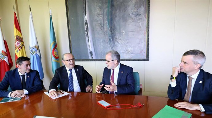 El consejero de Industria, Javier López Marcano, acompañado del rector de la UC, Ángel Pazos, presenta la cátedra de Innovación.