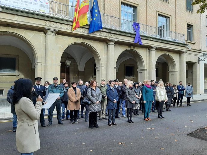 La Subdelegación del Gobierno en Huesca guarda un minuto de silencio con motivo del Día Internacional de la Eliminación de la Violencia Contra las Mujeres.