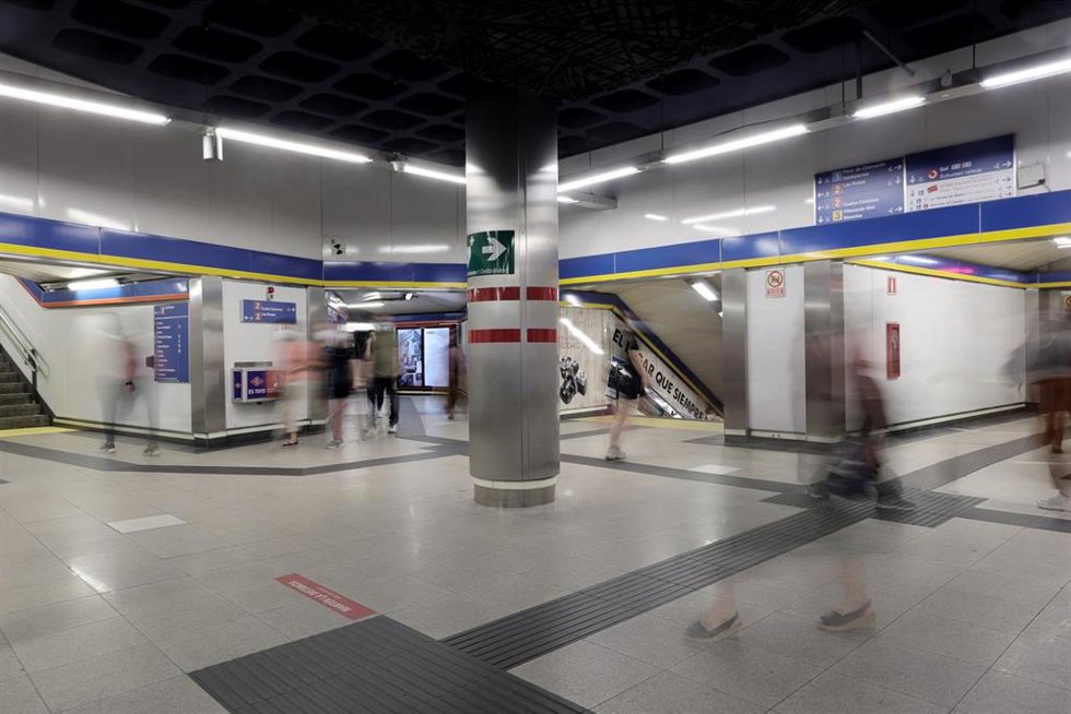 Archivo - Interior de la estación de Metro de Sol.