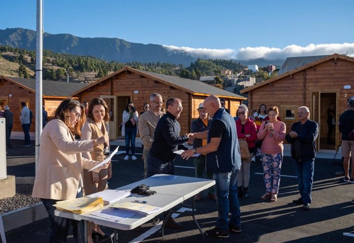 Entrega de viviendas de madera en El Paso a familias afectadas por la erupción