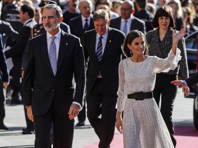 Los Reyes, a su llegada a la  34 edición de los Premios Rei Jaume I, en La Lonja de Valencia