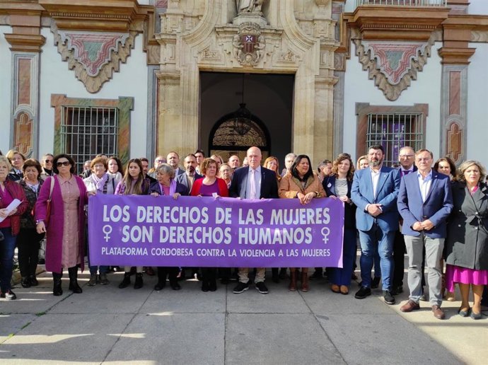 El presidente de la Diputación, Antonio Ruiz, encabeza la concentración frente al Palacio de la Merced.
