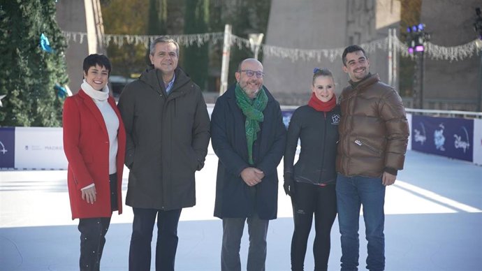 Javier Fernández ha inaugurado su pista de hielo en la madrileña pista de la Plaza de Colón.